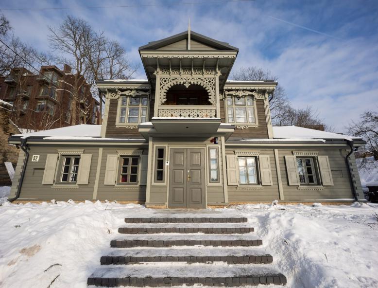 Į žemę smegęs Užupio medinukas virto Vilniaus medinės architektūros deimantu   